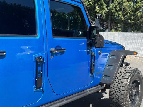 Used 2015 Jeep Wrangler Unlimited Sahara AWD/4WD image 36