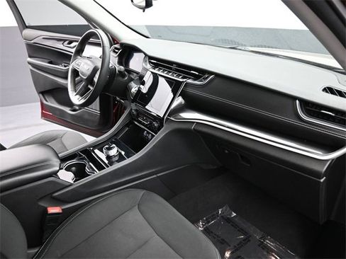 Used 2023 Jeep Grand Cherokee Laredo image 25