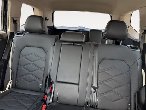 Used 2025 Volkswagen Atlas SE AWD/4WD image 13