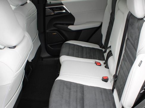 New 2025 Mitsubishi Outlander SE image 18