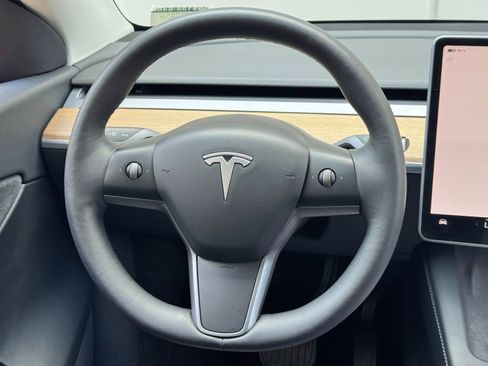 Used 2022 Tesla Model Y Long Range AWD/4WD image 18