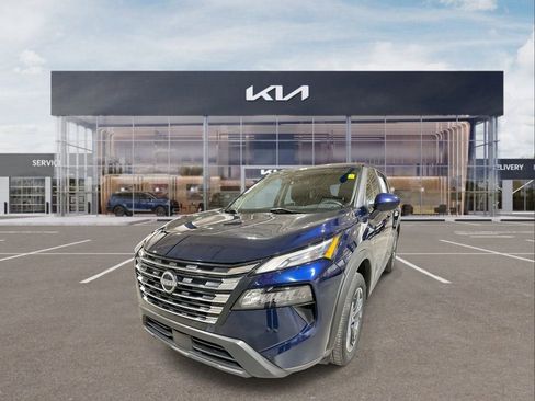 Used 2024 Nissan Rogue SV image 4