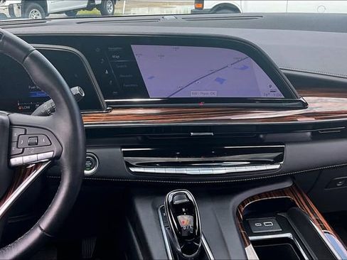 Used 2024 Cadillac Escalade Premium Luxury w/ Performance Package AWD/4WD image 9