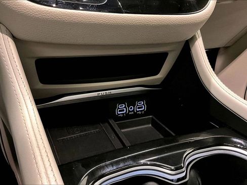 Used 2023 Chrysler Pacifica Limited image 16