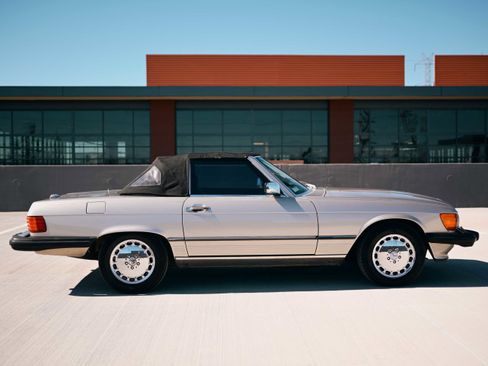 Used 1988 Mercedes-Benz 560 SL image 4