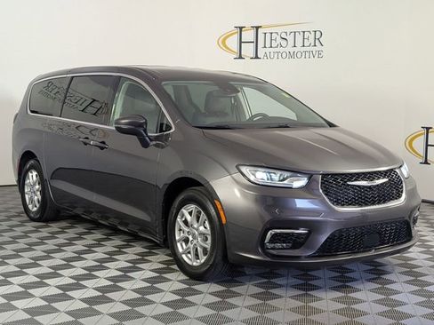 Used 2023 Chrysler Pacifica Touring-L image 2