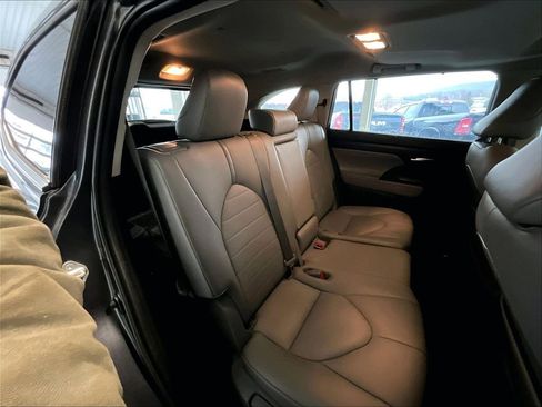 Used 2021 Toyota Highlander XLE AWD/4WD image 16