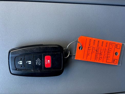 Used 2023 Toyota Highlander XLE AWD/4WD image 15
