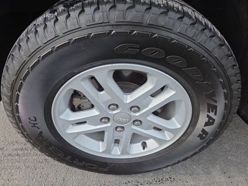 Certified 2023 Jeep Grand Cherokee Laredo AWD/4WD image 11