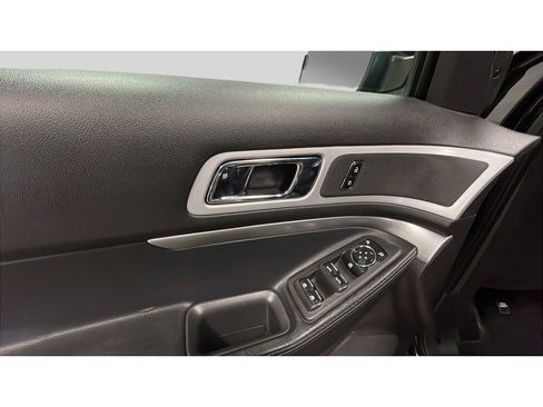 Used 2014 Ford Explorer XLT w/ Equipment Group 202A AWD/4WD image 15