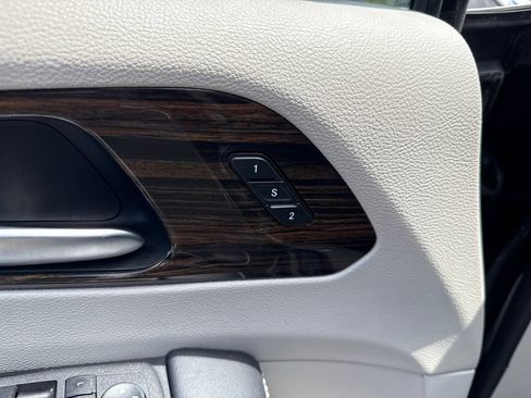 Used 2023 Chrysler Pacifica Limited FWD image 13