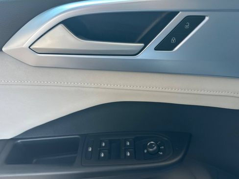 New 2026 Volkswagen Taos SE FWD image 9