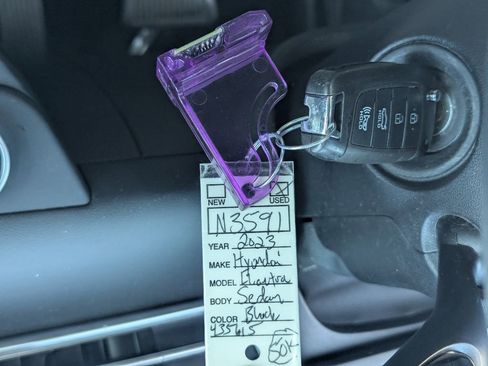 Used 2023 Hyundai Elantra SE image 35