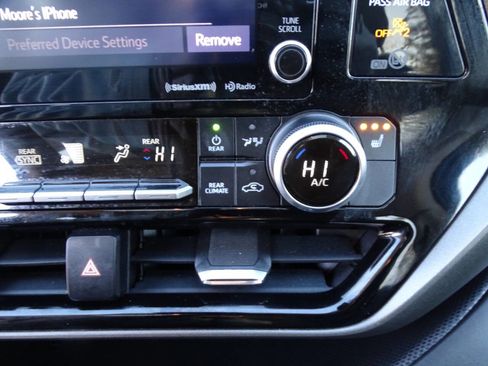 Used 2020 Toyota Highlander XLE image 28