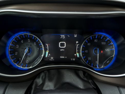 Used 2019 Chrysler Pacifica Touring-L Plus w/ Advanced Safetytec Group image 23