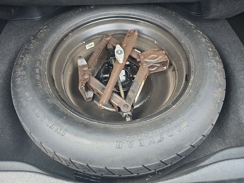 Used 2019 Jeep Cherokee Latitude w/ Popular Appearance Group image 32