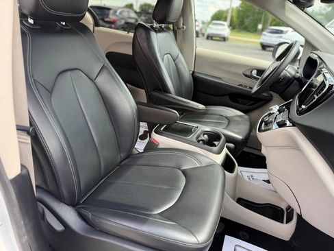 Used 2023 Chrysler Pacifica Touring-L FWD image 24