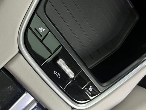 Used 2019 Porsche Panamera 4 image 32
