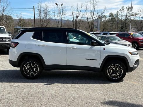 Used 2025 Jeep Compass Trailhawk w/ Trailhawk Elite Group image 3