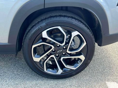 Used 2024 Chevrolet Trax RS w/ Sunroof Package FWD image 9