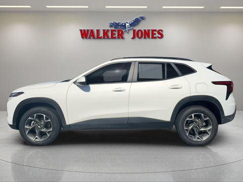 Used 2024 Chevrolet Trax LT w/ Driver Confidence Package FWD image 4