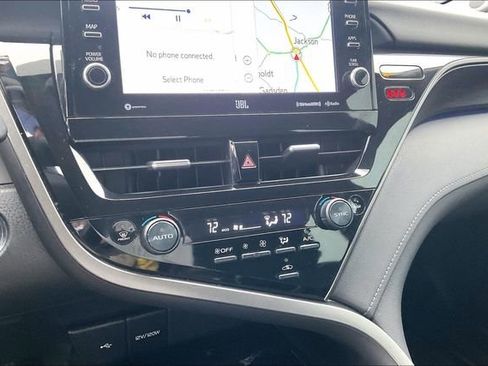 Used 2022 Toyota Camry XLE w/ Navigation Upgrade Package image 32