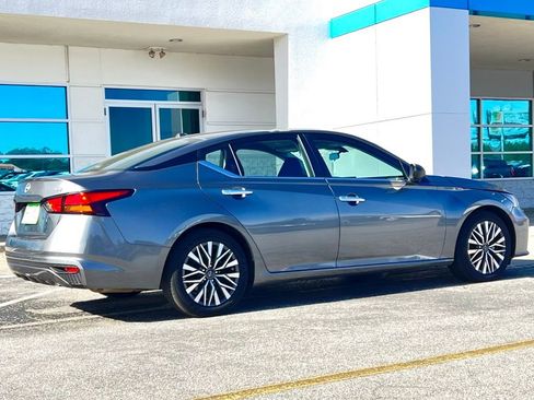 Used 2024 Nissan Altima 2.5 SV image 4