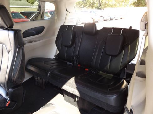 Used 2017 Chrysler Pacifica Touring-L FWD image 15