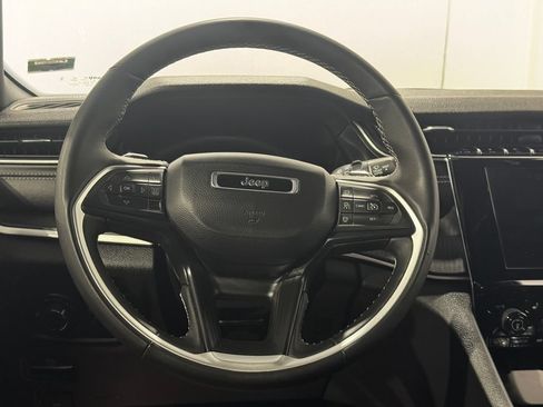 Used 2025 Jeep Grand Cherokee Altitude AWD/4WD image 5