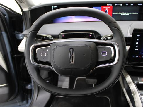 Used 2025 Lincoln Nautilus Premier AWD/4WD image 9