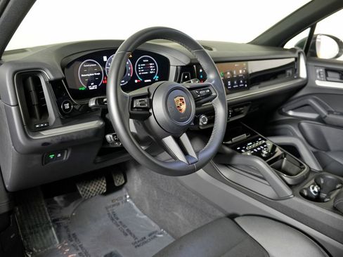 Used 2024 Porsche Cayenne AWD/4WD image 4