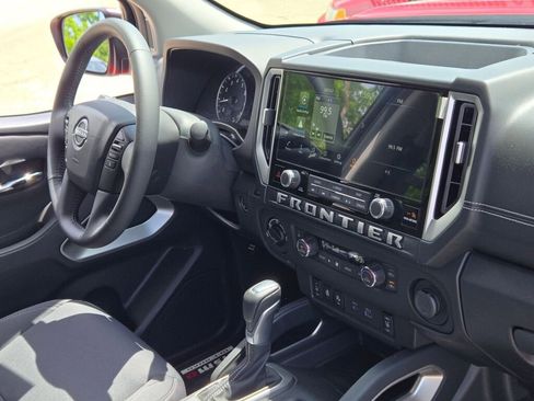 Used 2025 Nissan Frontier SV w/ SV Convenience Package AWD/4WD image 5