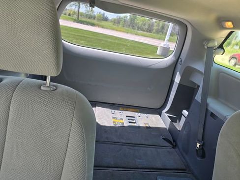 Used 2013 Toyota Sienna L w/ Towing Pkg FWD image 11
