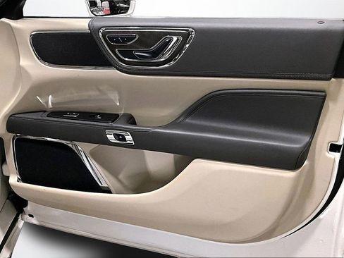 Used 2019 Lincoln Continental Select w/ Continental Climate Package image 27