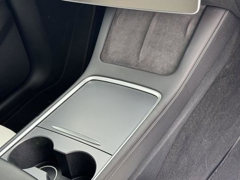 Used 2022 Tesla Model Y Long Range AWD/4WD image 19