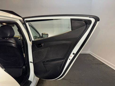 Used 2013 Hyundai Veloster w/ Style Pkg image 21