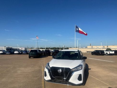 Certified 2023 Nissan Kicks S FWD image 5