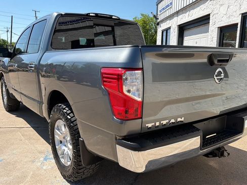 Used 2018 Nissan Titan SV RWD image 2