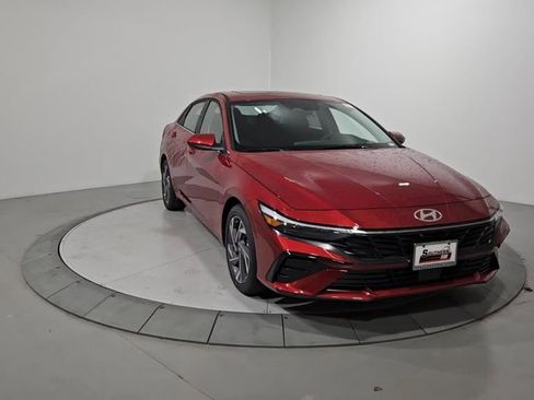 Used 2025 Hyundai Elantra SEL image 9