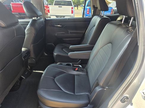 Used 2024 Toyota Highlander XLE AWD/4WD image 26