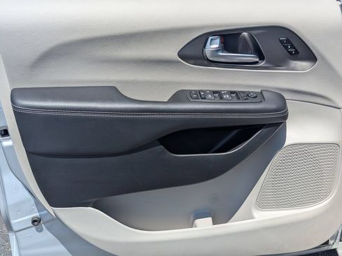Used 2024 Chrysler Pacifica Touring-L FWD image 10