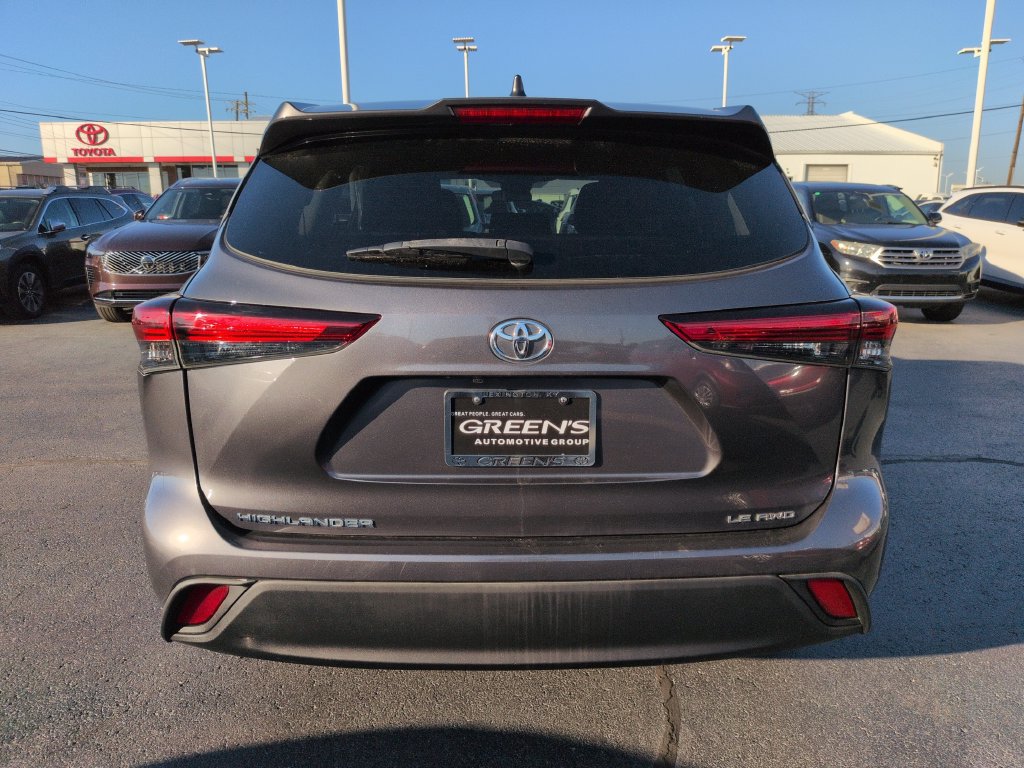Used 2023 Toyota Highlander LE AWD/4WD image 4