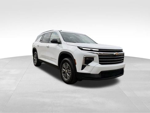 Certified 2025 Chevrolet Traverse LT FWD image 9