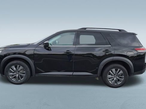 Used 2023 Nissan Pathfinder SV image 4