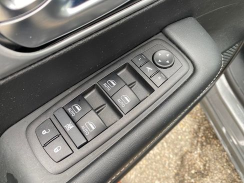 Used 2025 Chrysler Pacifica Limited image 12