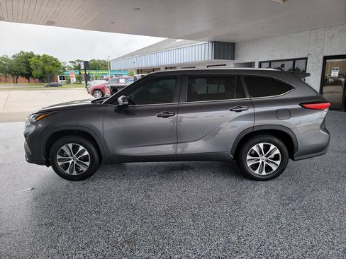 Used 2023 Toyota Highlander XLE FWD image 2