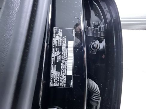 Used 2025 Volvo XC40 B5 Plus image 24