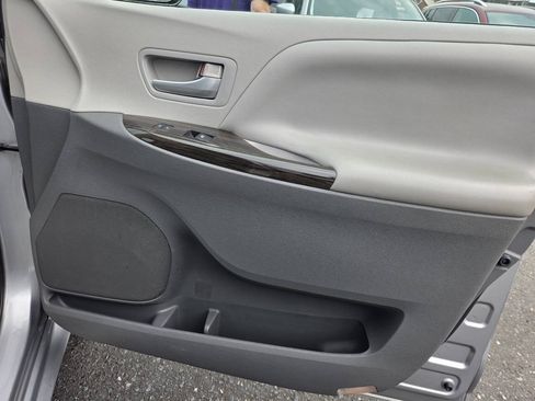 Used 2015 Toyota Sienna XLE FWD image 32