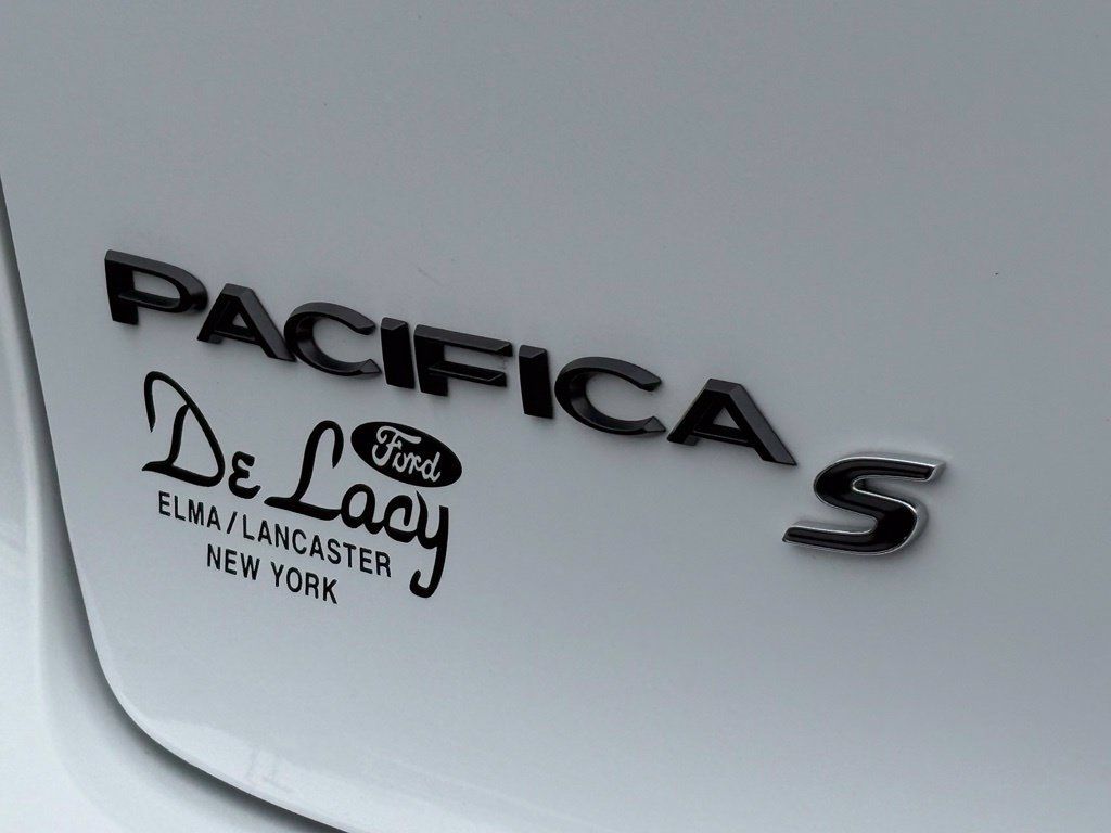 Used 2025 Chrysler Pacifica Limited FWD image 11