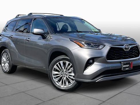 New 2026 Toyota Highlander Platinum image 2